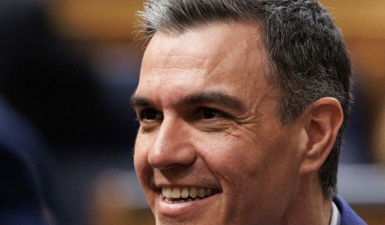Pedro Sánchez muestra su felicidad en el Congreso luego que la moción de censura en su contra se hundiera