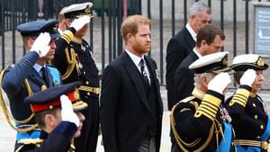 El príncipe Harry, duque de Sussex, de Gran Bretaña, junto al rey Carlos, Ana, la princesa real y Guillermo, príncipe de Gales, mientras saludan durante el funeral de estado y el entierro de la reina Isabel de Gran Bretaña, en Londres, Gran Bretaña, el 19 de septiembre de 2022. 