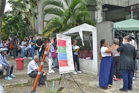 Los caleños tienen que hacer largas filas para solicitar la encuesta Sisbén para tramitar el subsidio de Mi Casa Ya. Foto: Jorge Orozco/El País