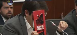 Sin que se conozca el nombre del senador del partido oficialista, Uribe mostró el libro del Manifiesto Comunista de Karl Marx, una de las obras más polémicas y leídas por distintos personajes.  Foto: X @MiguelUribeT