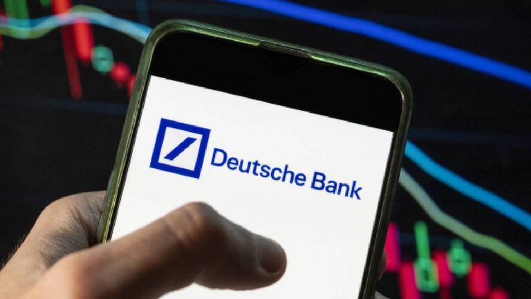 Deutsche Bank se unió a otras empresas financieras como Goldman Sachs y JP Morgan Chase que también salieron de Rusia. Foto: Ilustración de Budrul Chukrut/SOPA Images/LightRocket via Getty Images.
