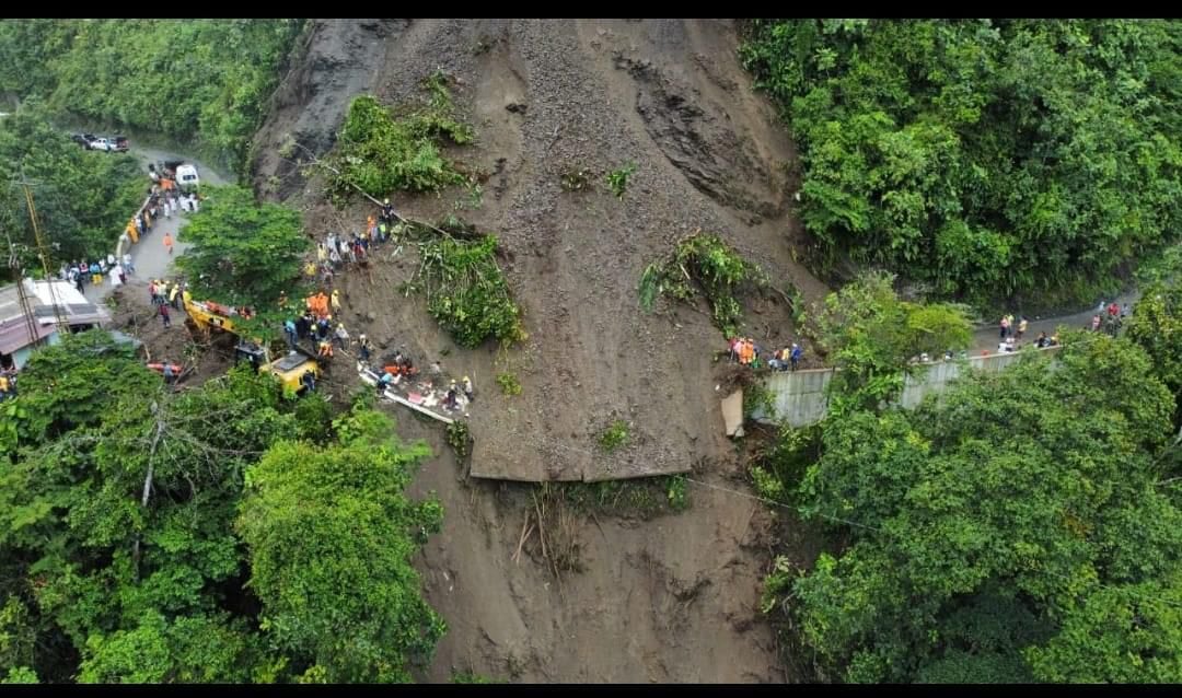 Derrumbe en la zona La Cabaña cerca al municipio de Puerto Rico en Risaralda, cerca de 40 metros de derrumbe sobre la vía y varios vehículos atrapados.