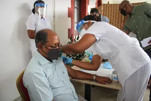 Ahmed Afif, el vicepresidente de las Islas Seychelles, recibe una de las primeras dosis de la vacuna contra la covid-19.RASSIN VANNIER / AFP