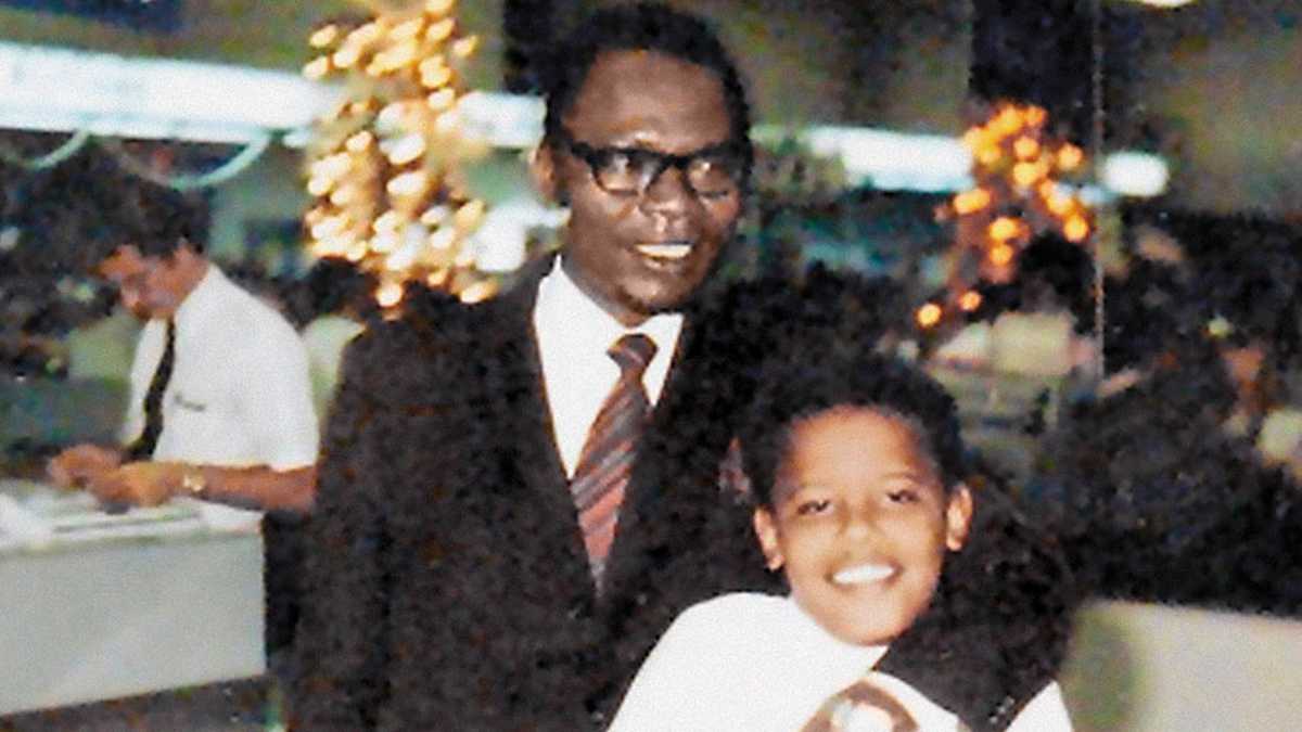 El expresidente con su padre, Barack Obama Sr. en Hawái, en 1972. En él se inspiró para escribir su bestseller Los sueños de mi padre.