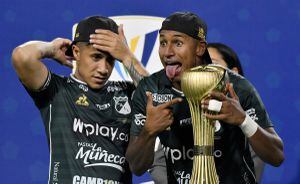 Michael Ortega y Juan Camilo Angulo del Cali celebran con el trofeo como campeones después del partido entre Deportes Tolima y Deportivo Cali