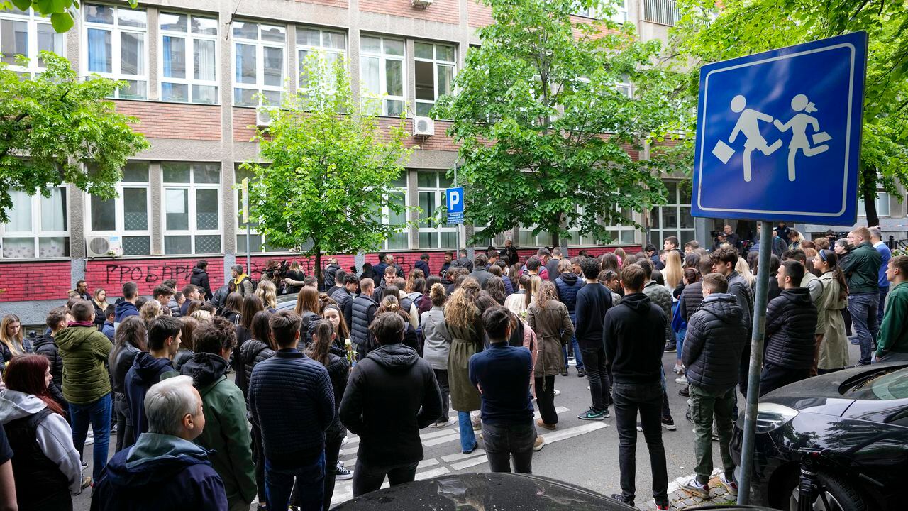 Decenas de personas se reúnen a las afueras del a escuela donde ocurrió el tiroteo para rendir homenaje a las víctimas.