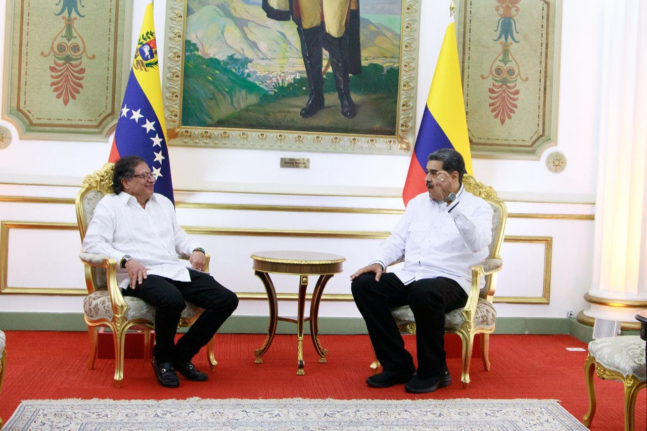 El presidente Gustavo Petro y su homólogo venezolano Nicolás Maduro reunidos en el Palacio de Miraflores.