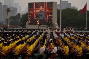 Una pantalla muestra al presidente chino Xi Jinping hablando durante una ceremonia para conmemorar el centenario de la fundación del gobernante Partido Comunista Chino en la plaza de Tiananmen en Pekín el jueves 1 de julio de 2021. Foto: AP Photo/Ng Han Guan.