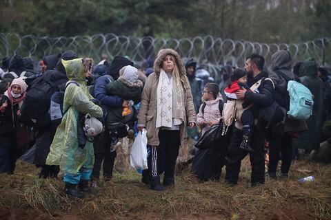 Cientos de migrantes intentan cruzar desde el lado bielorruso de la frontera con Polonia cerca de Kuznica Bialostocka.
