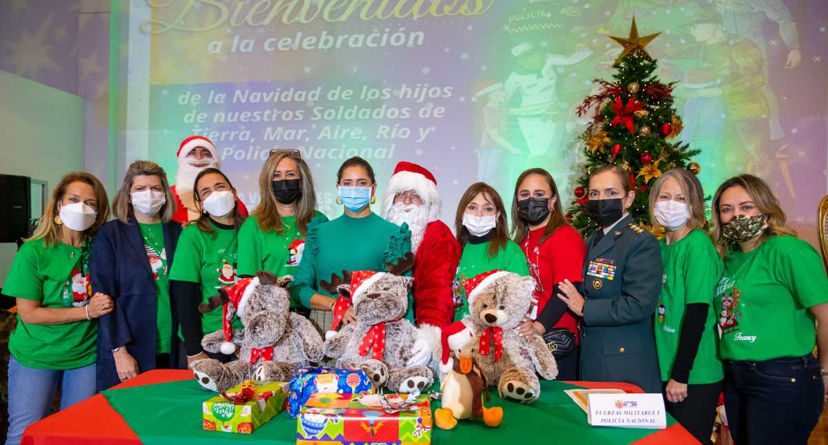 María Juliana Ruiz primera Dama en un evento de celebración de navidad con los hijos de integrantes de la fuerza pública.