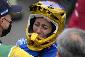 Mariana Pajón, de Colombia, quien ganó la plata, llora de emoción después de la final femenina de BMX Racing en los Juegos Olímpicos de Verano de 2020, el viernes 30 de julio de 2021 en Tokio, Japón. Foto: AP / Ben Curtis