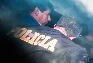 El derrocado presidente de Perú, Pedro Castillo, es escoltado por la policía una comisaría.