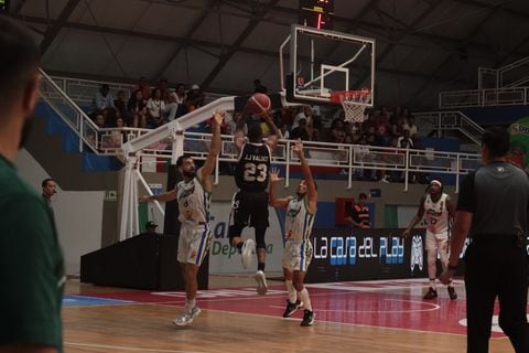 Cafeteros (negro) superó a Team Cali en el tercer juego de la semifnal y avanzó a la disputa del título de la Liga de Baloncesto.