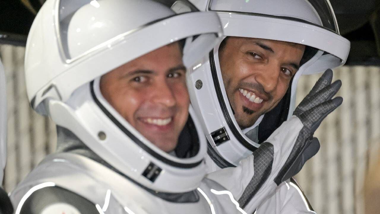 El cosmonauta ruso, Andrei Fediayev, y Al Neyadi, de los Emiratos Árabes Unidos, se despiden de los miembros de la familia cuando la tripulación partía hacia la plataforma de lanzamiento.