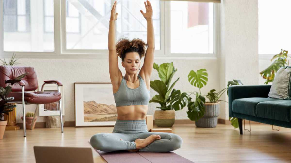 Varios ejercicios de yoga ayudan para corregir la postura y evitar la aparición de la joroba. Foto GettyImages.