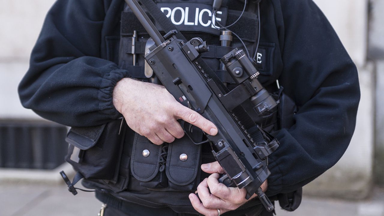 policía rifle