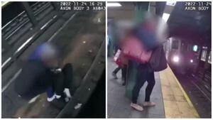 Una carrera contrarreloj se libró en Nueva York, EE.UU., para rescatar a un hombre de las vías del metro.