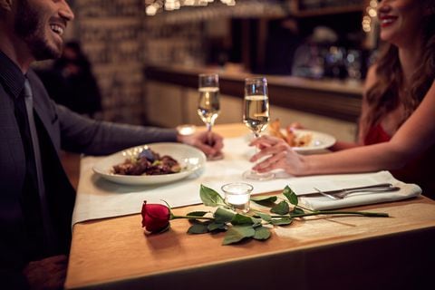 Existen diversas formas de preparar una noche romántica para celebrar San Valentín.