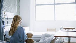 El primer caso del síndrome de Rapunzel se registró en 1968 (imagen de referencia de niña en el hospital).