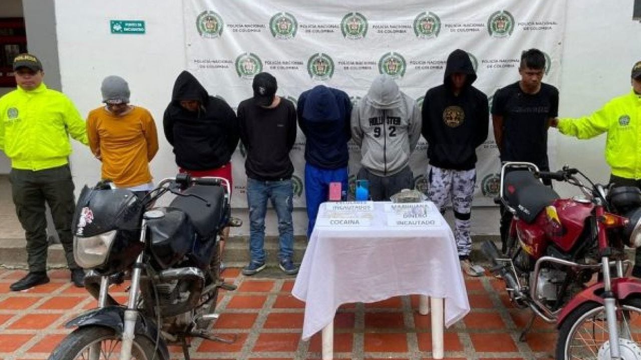 Durante las diligencias judiciales las autoridades incautaron 806 gramos de marihuana, 121 gramos de cocaína, 617.000 pesos en efectivo, dos teléfonos celulares y dos motocicletas.
