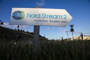El Nord Stream 2 es un gasoducto que lo transporta desde el mar Báltico, desde Rusia a Alemania sin pasar por Ucrania. Esta foto de archivo tomada el 7 de septiembre de 2020 muestra una señal de tráfico que dirige el tráfico hacia la entrada de la instalación de recalada de la línea de gas Nord Stream 2 en Lubmin, noreste de Alemania
