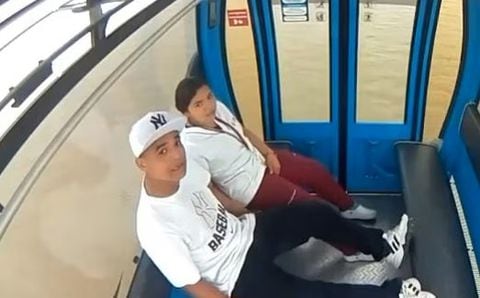 La pareja fue grabada por la cámara de seguridad del teleférico en Ecuador.