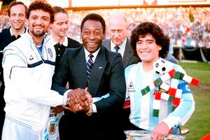 ARCHIVO - En esta fotografía de archivo del 10 de junio de 1987, el exfutbolista brasileño Pelé, en el centro, toma de la mano al capitán italiano Alessandro Altobelli, a la izquierda, y al capitán argentino Diego Maradona, luego de recibir la medalla de honor de la FIFA antes del inicio del partido final entre Argentina e Italia en Zurich, Suiza. El gran futbolista argentino que estuvo entre los mejores jugadores de la historia y que llevó a su país al título de la Copa del Mundo de 1986 antes de luchar más tarde contra el consumo de cocaína y la obesidad, murió de un ataque cardíaco el miércoles 25 de noviembre de 2020 en su casa en Buenos Aires. Aires. Tenía 60 años (Foto AP, Archivo).