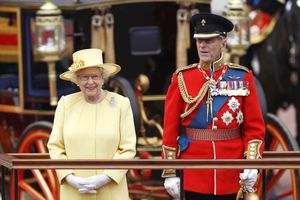Felipe e Isabel en 2012. En ocasiones especiales como el cumpleaños de la reina adornaba sus uniformes de gala con algunas de las cerca de 61 distinciones que recibió de 53 países.  Algunas de ellas estaban en el sepelio.