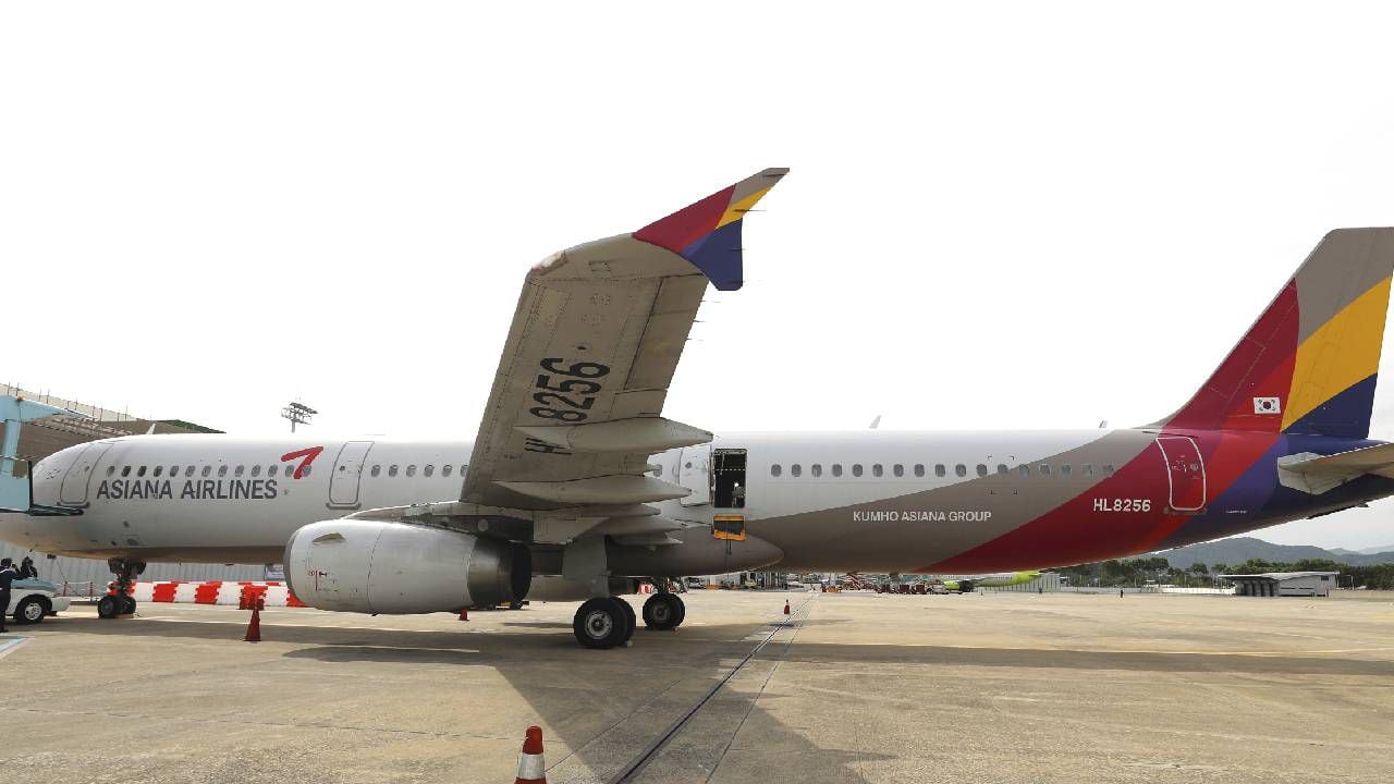 Un avión de Asiana Airlines está estacionado cuando una de las puertas fue abierta repentinamente en el Aeropuerto Internacional de Daegu, Corea del Sur.