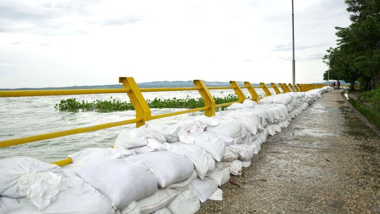 Con barricada de sacos en La Peña, Gobernación del Atlántico mitiga riesgo de inundación por el Guájaro.