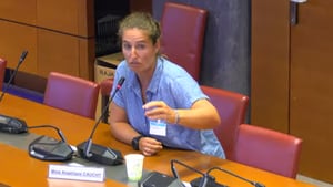 Angélique Cauchy relatando los momentos cuando fue abusada por su entrenador a la Asamblea Nacional.