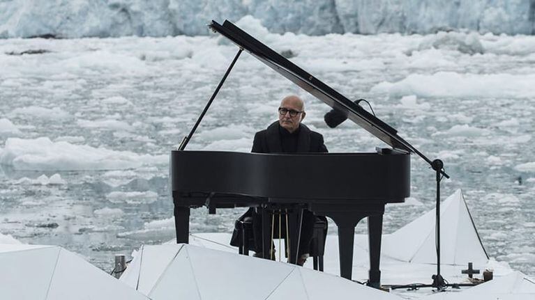 Ludovico Einaudi tocando en la nieve durante una campaña con Greenpeace.