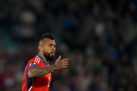 Chile's Arturo Vidal celebrates scoring his side's first goal against Uruguay during a qualifying soccer match for the FIFA World Cup 2026 at Centenario stadium in Montevideo, Uruguay, Friday Sept. 8, 2023.(AP Photo/Matilde Campodonico)