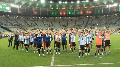Plantel de Argentina celebrando el triunfo en Brasil.