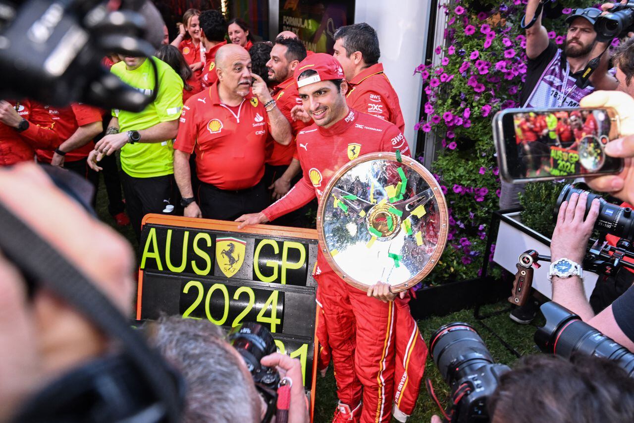 El piloto español de Ferrari Carlos Sainz Jr (C) celebra con su equipo tras el Gran Premio de Australia de Fórmula Uno en el circuito de Albert Park en Melbourne el 24 de marzo de 2024.