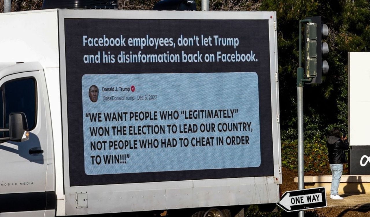 Así se ve el aviso de algunos inconformes con el posible regreso de Donald Trump a Facebook. Aquí se encuentra ubicado en Menlo Park, California