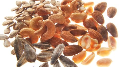 Las semillas se han convertido en un complemento clave cuando de alimentarse saludable se trata, gracias a su fuente de fibra, minerales, grasas saludables y proteínas.