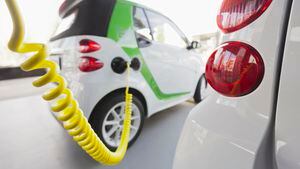 Carga de vehículos eléctricos en la estación de carga