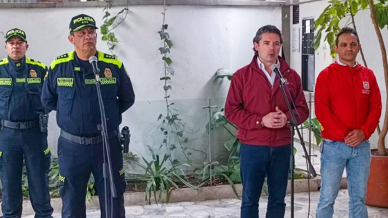 El secretario de seguridad, Aníbal Fernández de Soto, y el comandante de la Policía Metropolitana de Bogotá, general Eliécer Camacho, dieron detalles de los acuerdos a los que se llegaron con los taxistas.