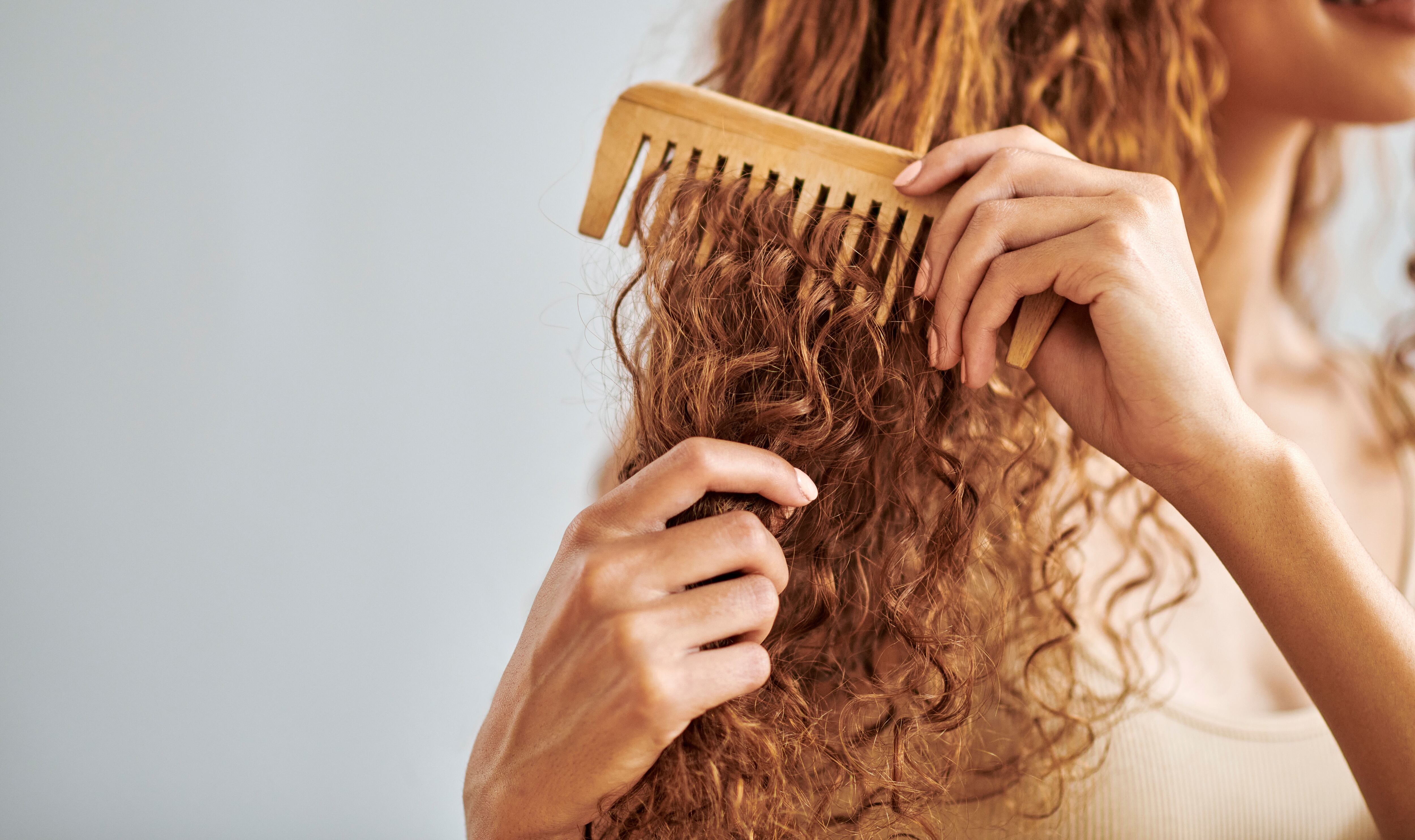 Con qué frecuencia debes reemplazar el cepillo de pelo, según un estilista