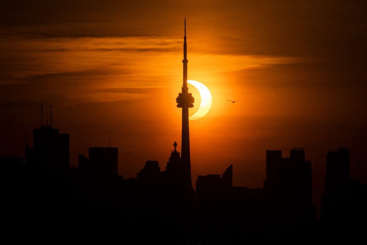 Imagen del eclipse parcial de sol captada en Toronto, Canadá.