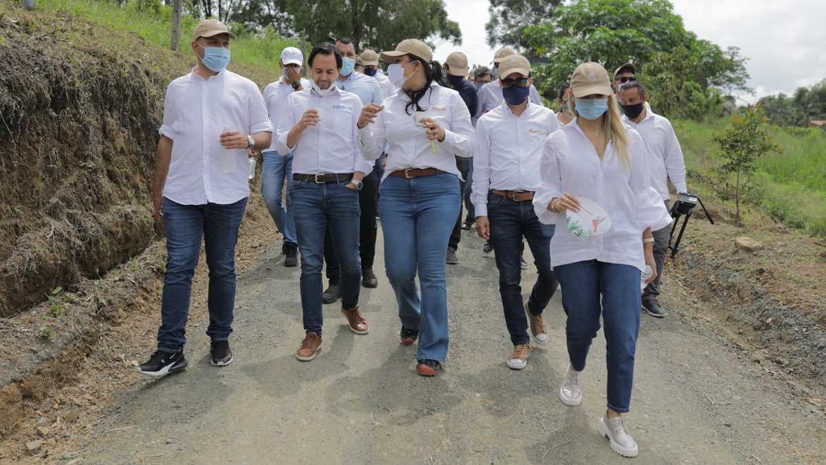 La Alcaldía de Pereira presentó junto a la Empresa de Energía de Pereira y el Ministerio de Minas y Energía la primera granja solar sobre ladera de montaña en Colombia.