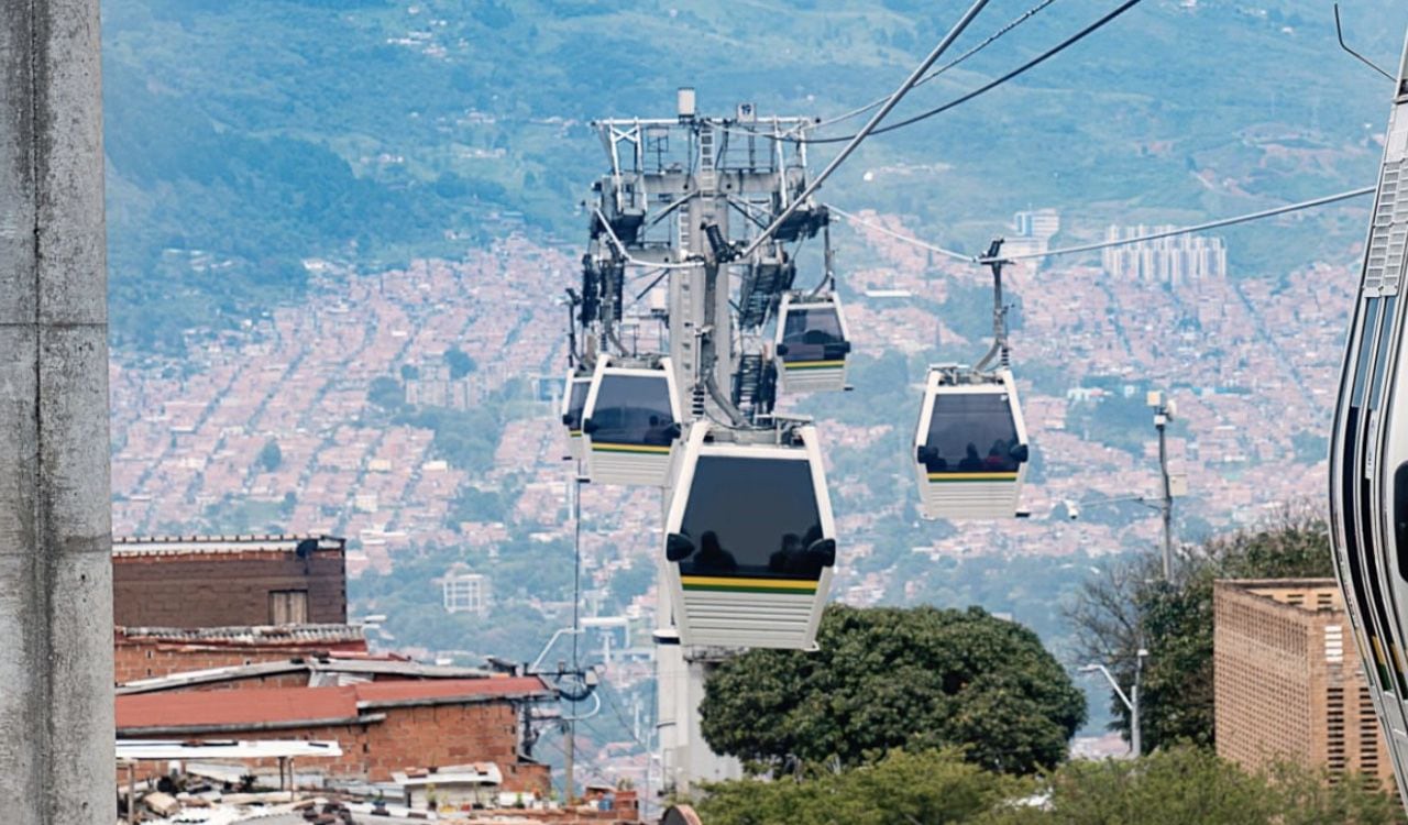 El metrocable es otra de las atracciones turísticas de la ciudad de Medellín, sistema de transporte que favorece a los barrios más humildes de la capital antioqueña