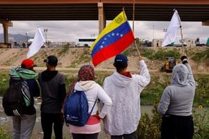 Migrantes venezolanos, algunos expulsados de EE. UU. a México bajo el Título 42 y otros que aún no han cruzado, protestan por las nuevas políticas de inmigración a orillas del río Bravo, en Ciudad Juárez, México, 18 de octubre de 2022.