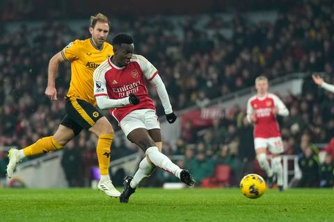 Eddie Nketiah del Arsenal dispara a la portería en el encuentro de la Liga Premier ante el Wolverhampton el sábado 2 de diciembre del 2023. (AP Foto/Alastair Grant)