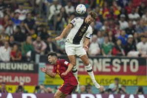 Niclas Fuellkrug de Alemania, arriba, salta por el balón con Jordi Alba de España durante el partido de fútbol del grupo E de la Copa Mundial entre España y Alemania, en el estadio Al Bayt en Al Khor, Qatar, el domingo 27 de noviembre de 2022.