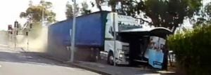 En video quedó registrado un duro accidente protagonizado por una tractomula en Australia, luego de que el conductor perdió el conocimiento.