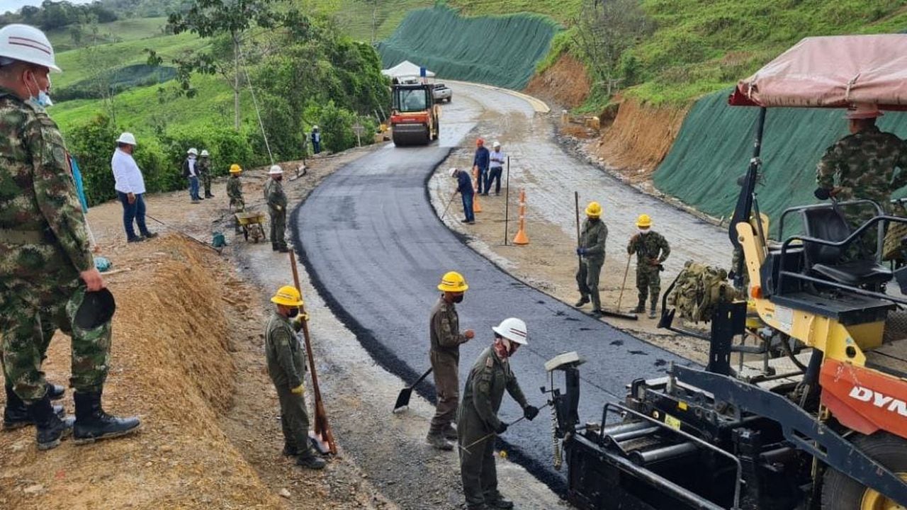 el Ejército colombiano y sus soldados profesionales, trabajan en el desarrollo vial Transversal de la Macarena, un tamaño de 165 kilómetros que conectará los departamentos de Meta y Huila.