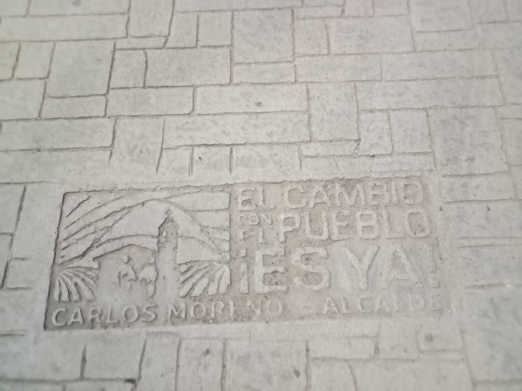 Una de las principales calles del municipio de Cota, tiene en todas sus lozas marcado el nombre de Carlos Moreno, exalcalde que aspira a volver al cargo.