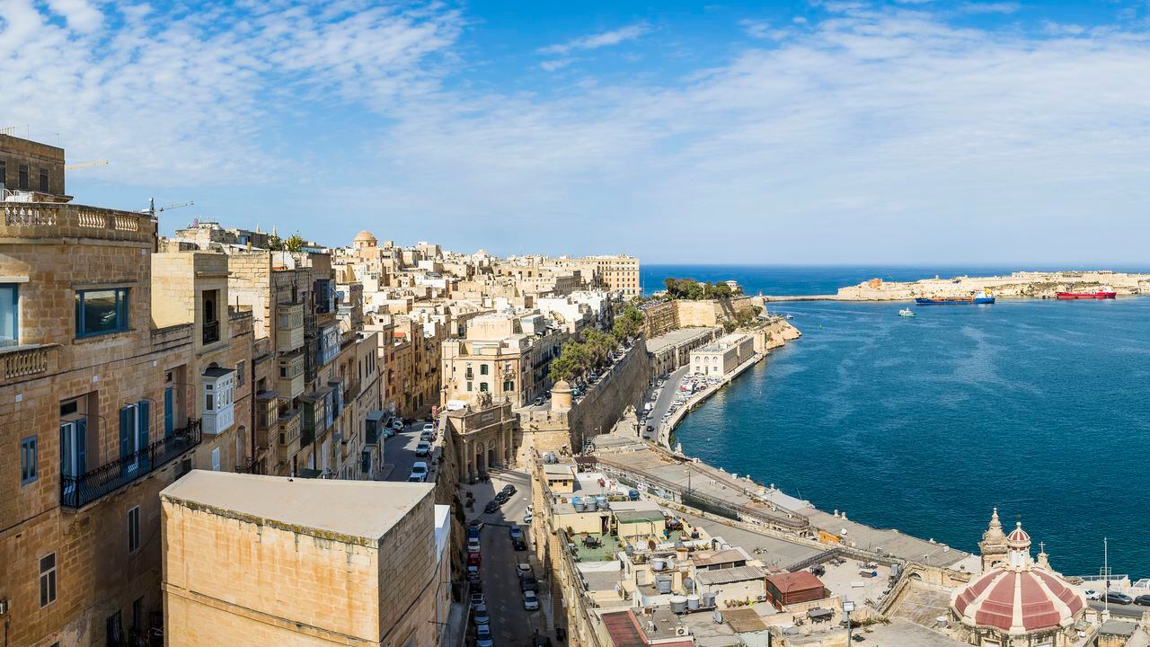 Un panorama de múltiples imágenes del paseo marítimo de La Valeta y la entrada del Gran Puerto de La Valeta en Malta.